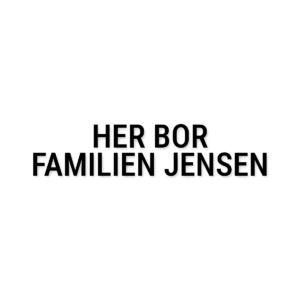 Her bor familien – personlig tekst i folie – Til hjemmet
